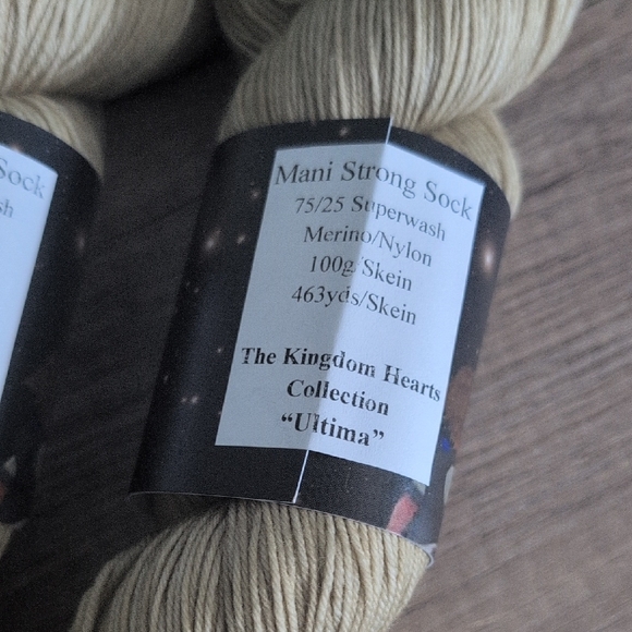 Set of 2 Skeins of Light Golden Fingering Weight Yarn - Picture 6 of 8